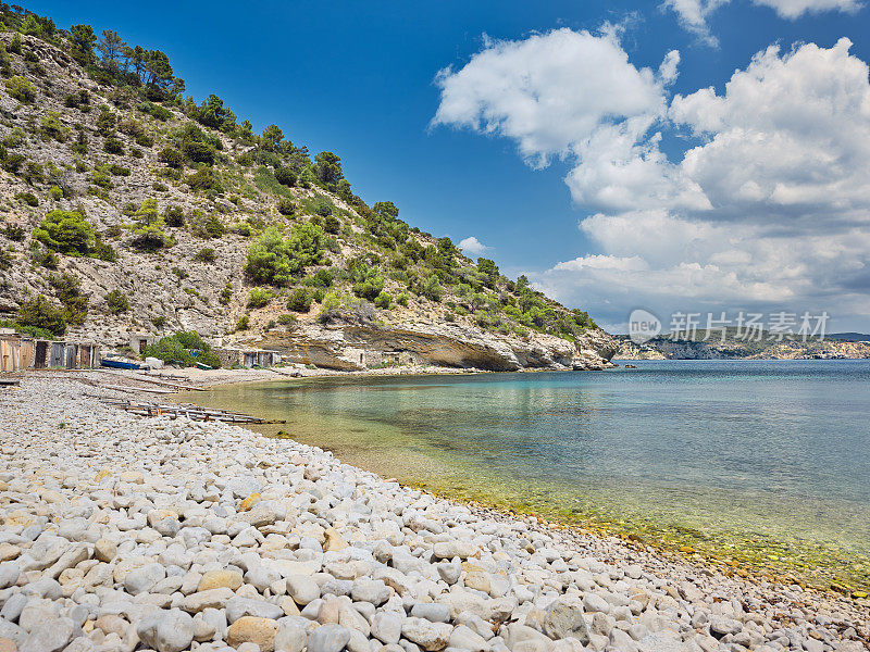 Cala Llentrisca，僻静的海滩与透明的海水和渔民的小屋，伊比沙岛，西班牙